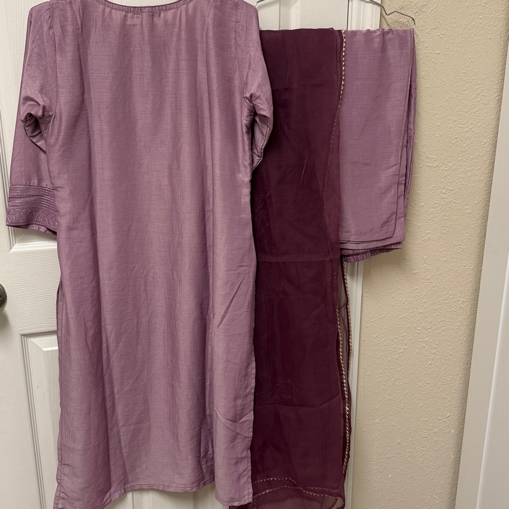 NWT Pakistani Indian Elegant Purple lavender Embroidered Kurta Set - Picture 9 of 9